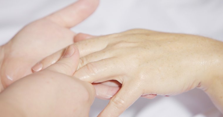 How to Prevent and Treat Dry, Chapped Winter Hands