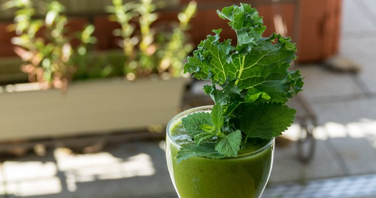 Kale And Mango Breakfast Smoothie