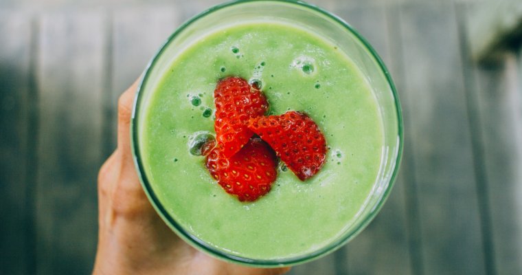Healthy Gut Spinach and Berry Flax Smoothie