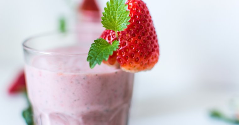 Gut Healing Berries and Almond Milk Smoothie