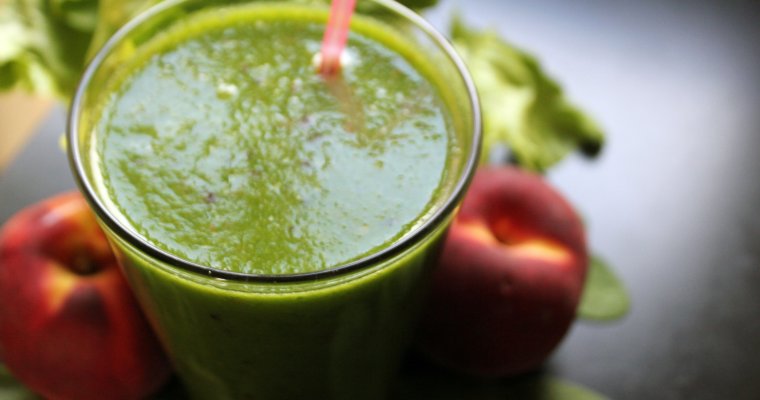 Spinach and Peach Green Detox Smoothie