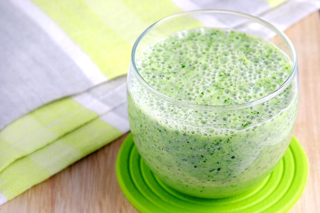 clear acne with Avocado and kale smoothie