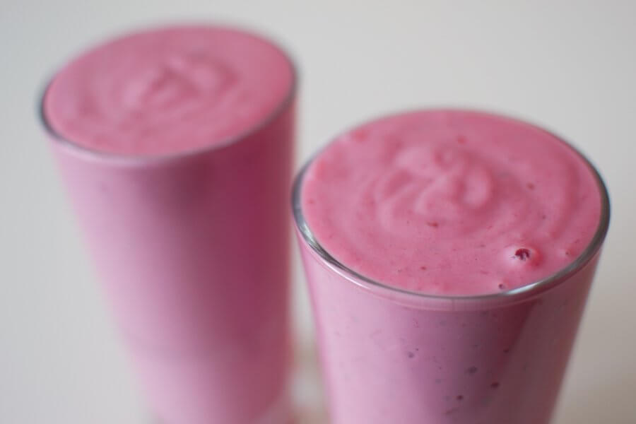 berry probiotic smoothie to ease constipation