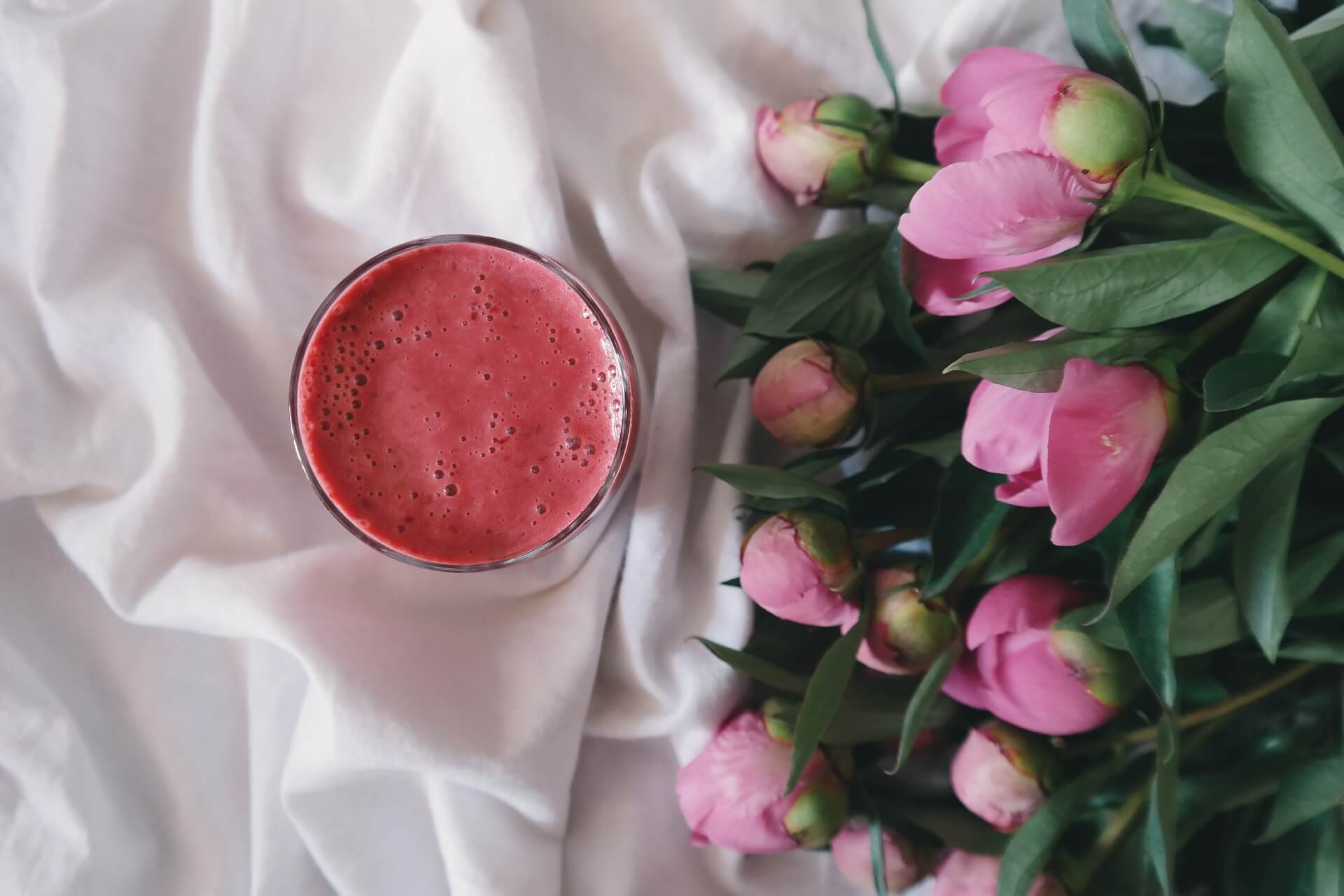 berry and spirulina smoothie for acne