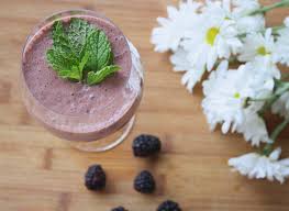 blackberry and greek yogurt smoothie to fight acne