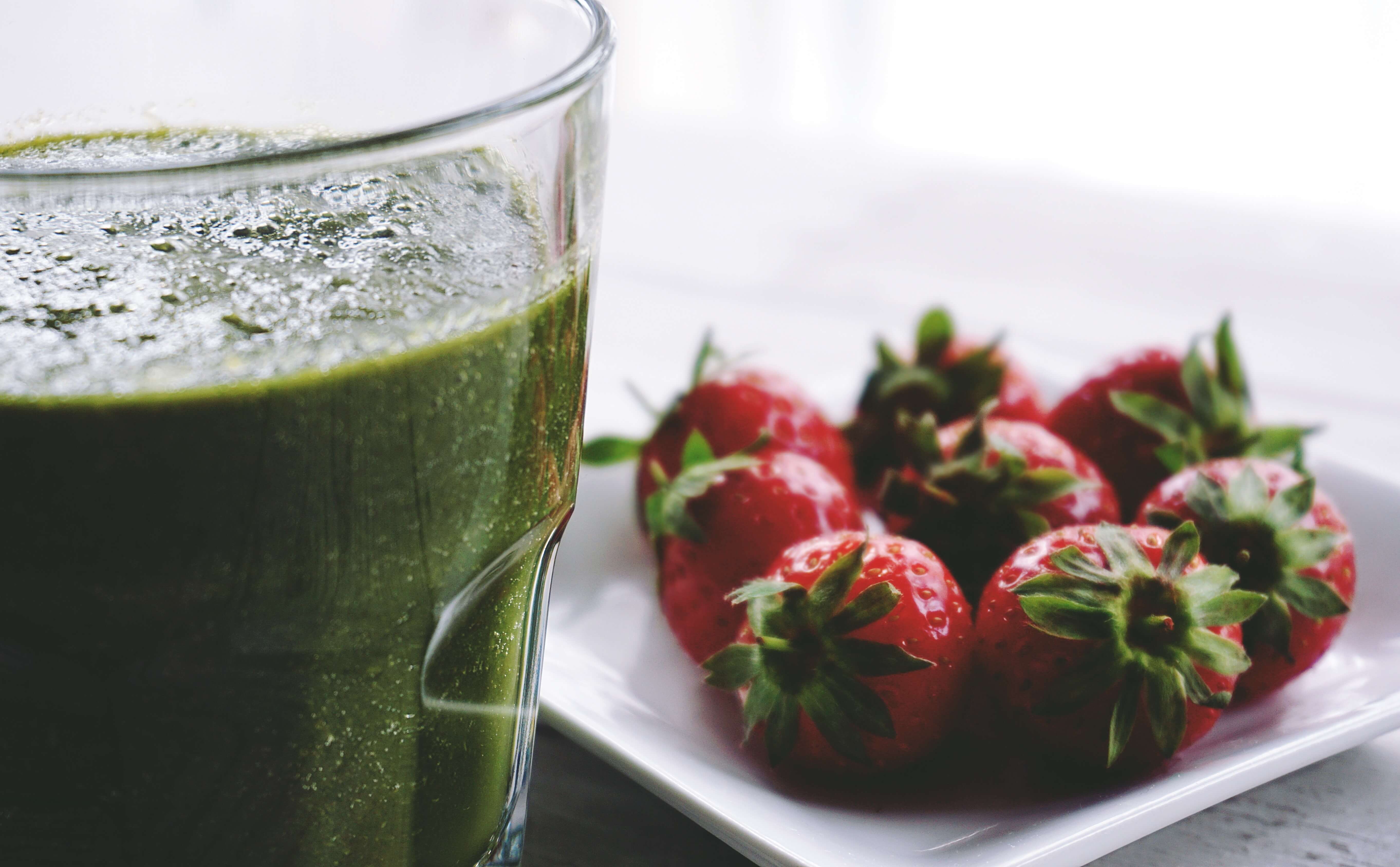 greens and berries smoothie to clear acne