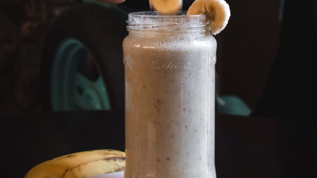 banana and coffee breakfast smoothie