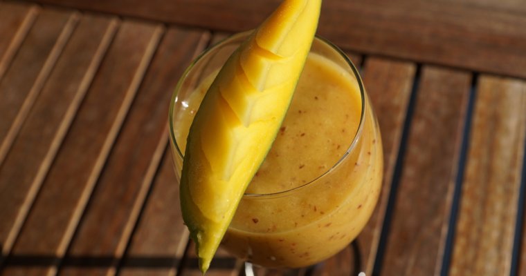 Healthy Breakfast Mango and Banana Smoothie