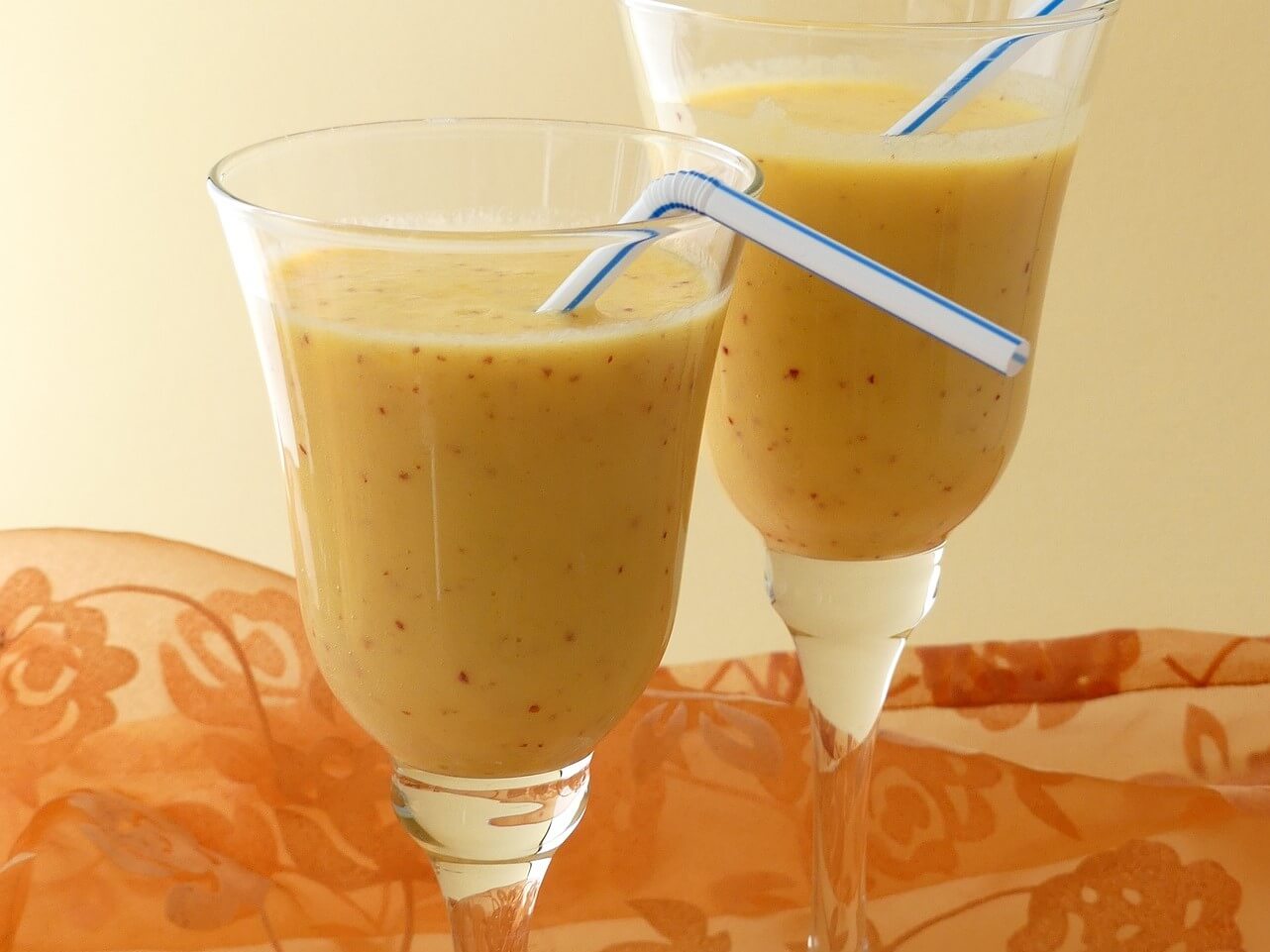 energy smoothie with mango and matcha