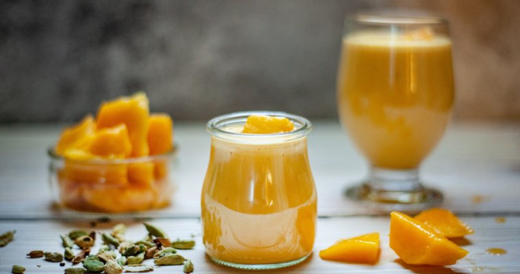 Yogurt, Mango and Spirulina Smoothie For Acne Control