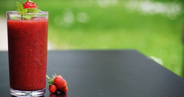 Strawberry Almond Milk Smoothie for Inflammation