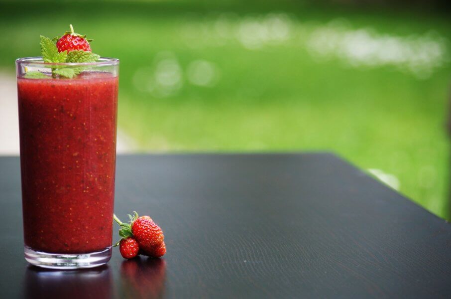 inflammation relief with strawberry almond smoothie