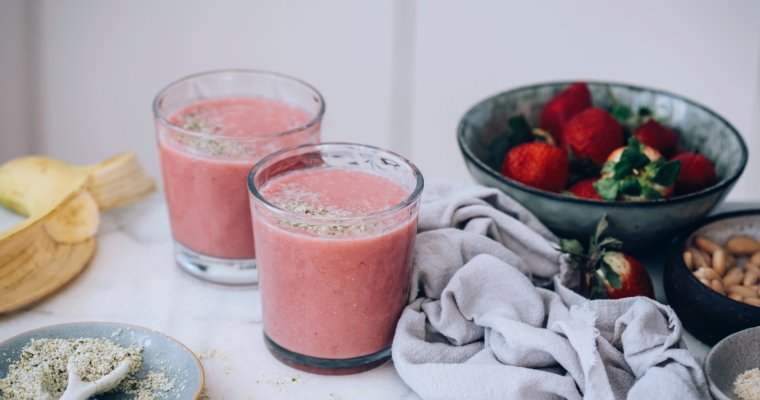 Strawberry, Banana and Spirulina Smoothie for Acne