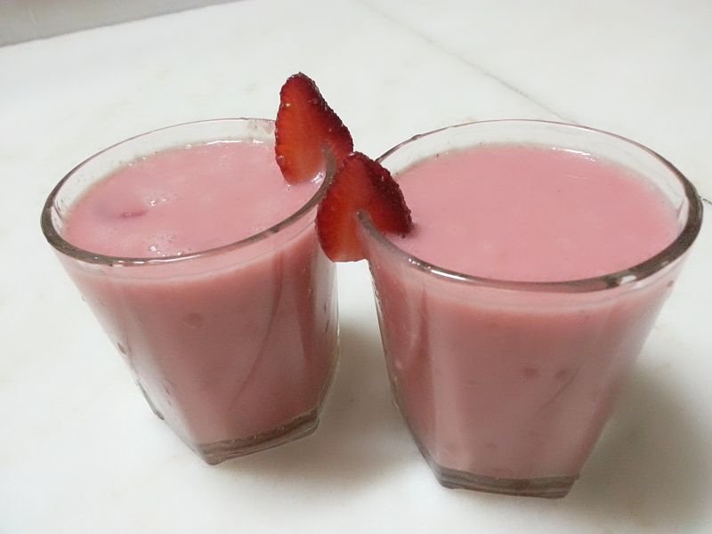 strawberry banana spirulina smoothie for acne
