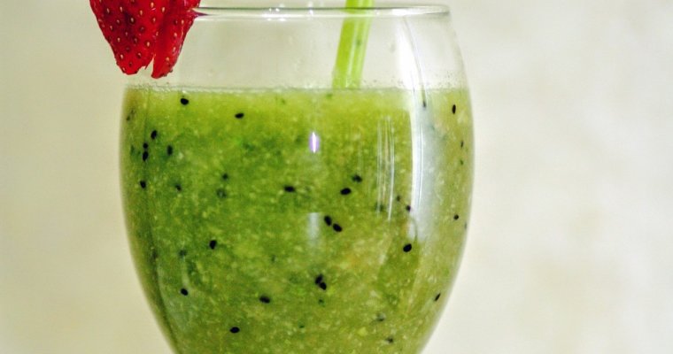 Strawberry Banana Spinach Protein Smoothie for Energy
