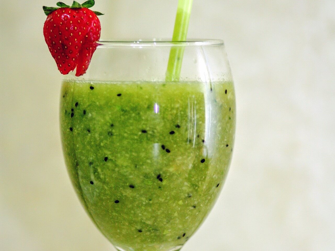 strawberry banana spinach smoothie for energy