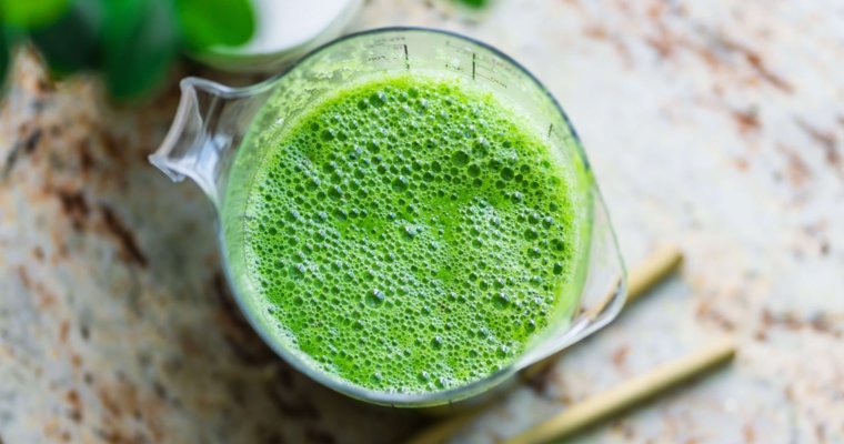 Detox Smoothie with Spinach and Pears