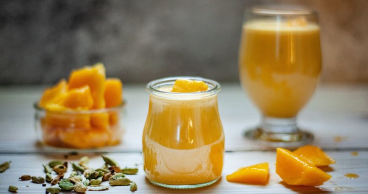 Yogurt, Mango and Spirulina Smoothie for Acne Control