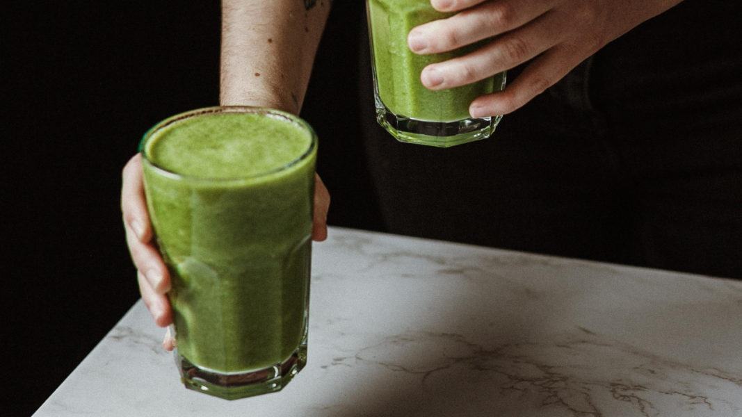 happy gut smoothie with apples and greens