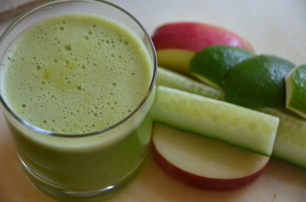 apple and greens detox smoothie