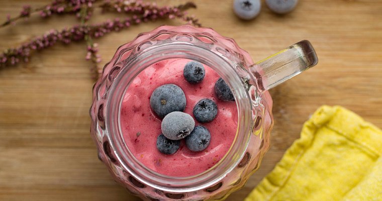 Almond Berries and Banana Energy Smoothie