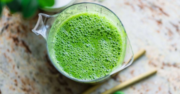 Healthy Spinach Almond Milk Breakfast Smoothie