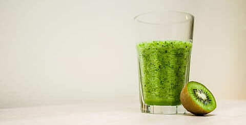 kiwi and spinach breakfast smoothie