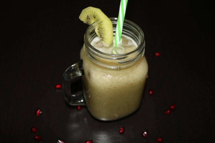 kiwi and pomegranate smoothie for energy