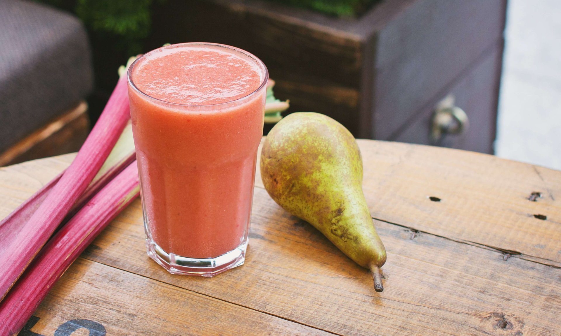 rhubarb and pear detox smoothie