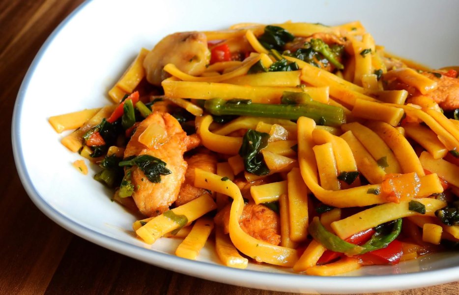 tagliatelle primavera with chicken and vegetables