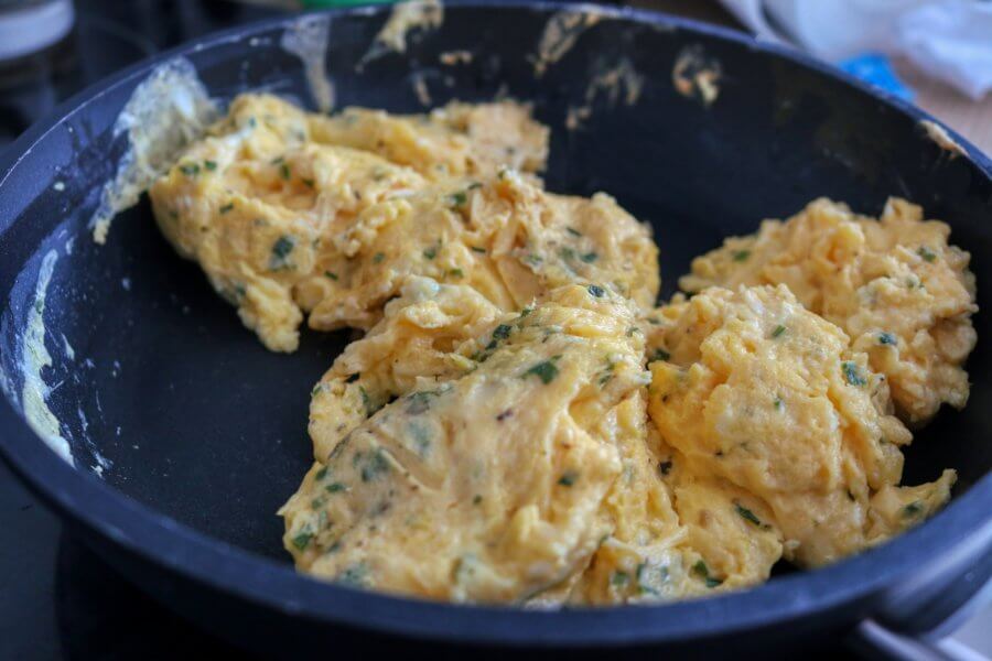 scrambled eggs with leeks