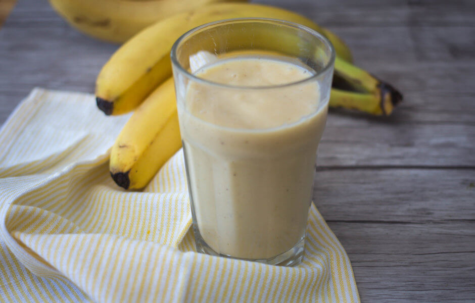 TURMERIC GINGER SMOOTHIE TO RELIEVE A SORE THROAT