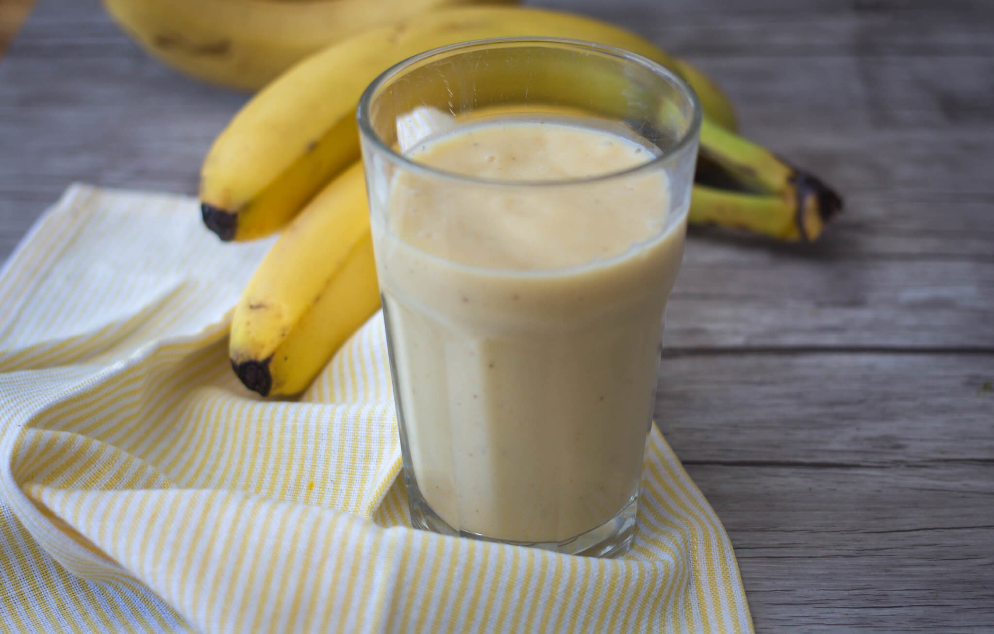 TURMERIC GINGER SMOOTHIE TO RELIEVE A SORE THROAT