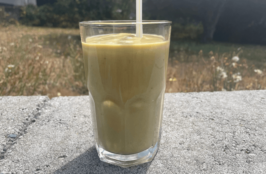 easy pineapple smoothie recipe - only 5 ingredients
