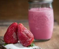 strawberry and blackberry breakfast smoothie - 50friendly.com