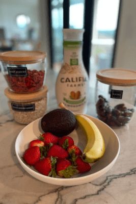 Goji Berry and Strawberry Smoothie with Dates