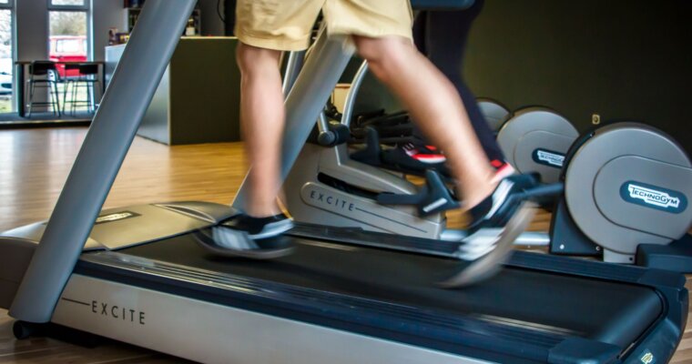 Treadmill Walking for Weight Loss:  Burn Fat & Get Toned Walking On An Incline
